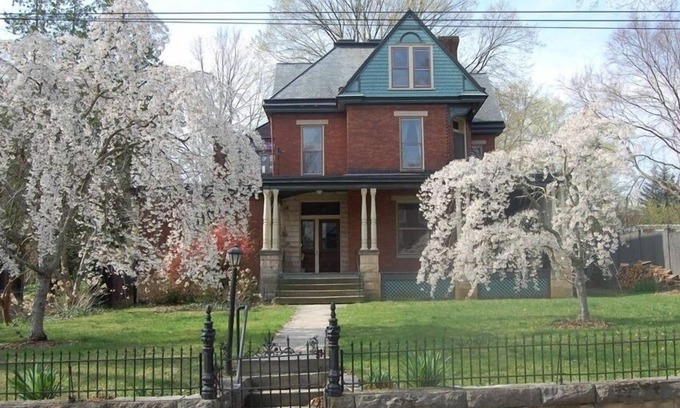 Lexington Casa | Casa histórica con jardines cerca Universidades y Downtown