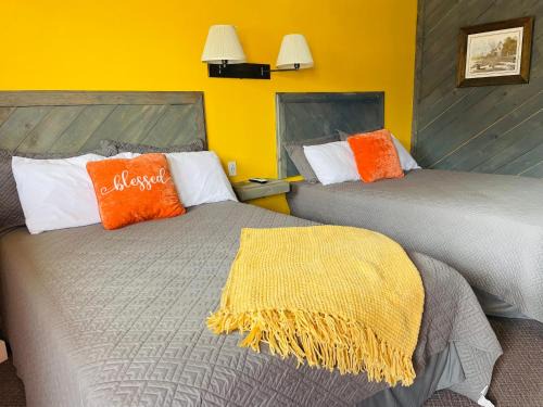 Cleveland Hotel | Historic Mora Inn & RV Park