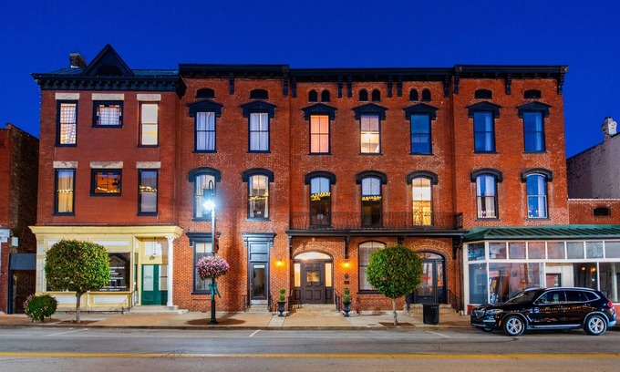 Versailles Hotel | Historic Woodford Buffalo Trace Distil - Sleeps 24