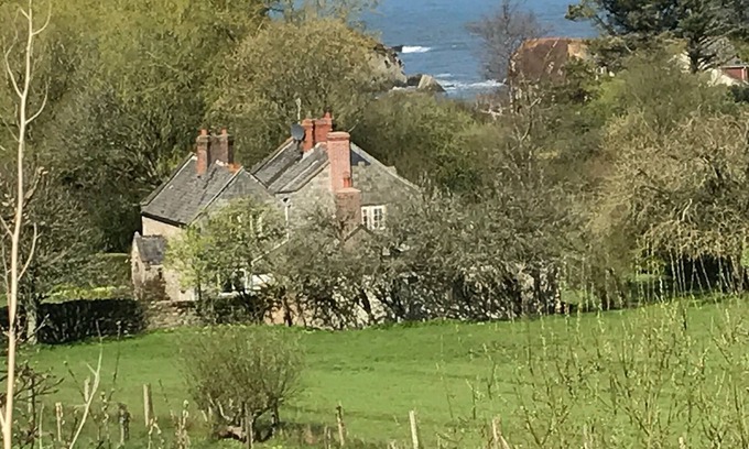 Lee Cabaña | Historical Chapel Cottage. Professional Tennis Court, sea views, 2 mins to beach