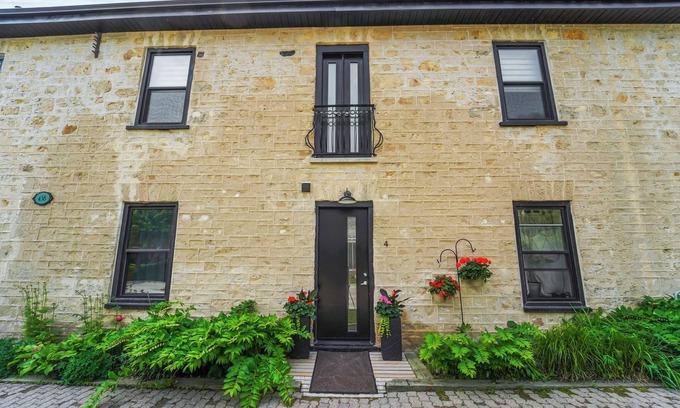 Salem Apartamento | Historical Dreamy Loft Retreat in the Heart of Elora- Minutes from Downtown