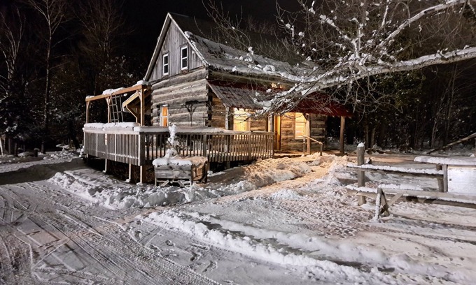 Eganville Cabina | Historical Square Timber Home right at the heart of Snow Country