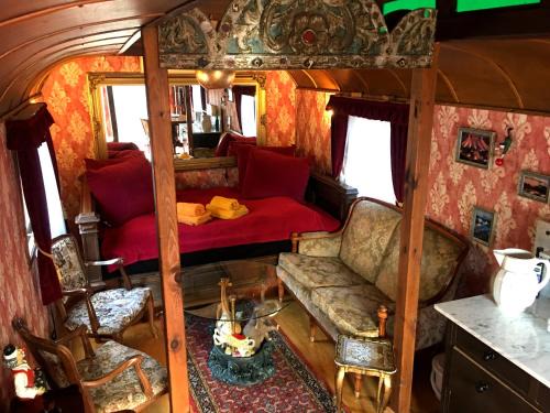 Ziegenhagen Otro | Historischer Zirkuswagen mit Terrasse und Blick ins Grüne