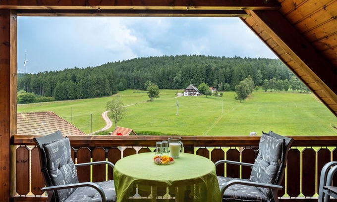 Oberreichenbach Apartamento | Apartamento vacacional 'Weiherblick' con vistas al lago, balcón y WI-FI