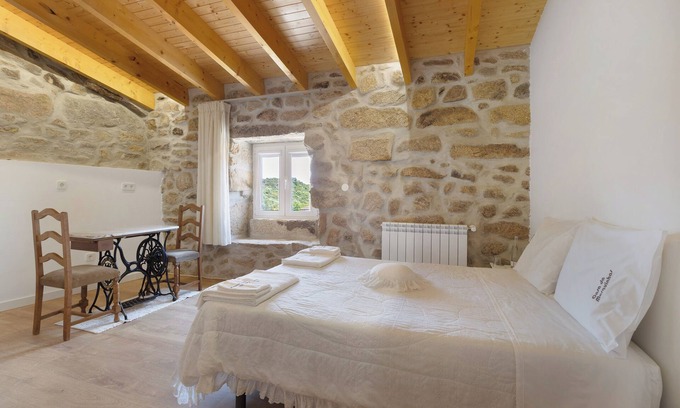 Valpacos Apartamento | Dormitorio de vacaciones "Suite Quadrupla Talefe" con vista montaña, Wi-Fi y aire acondicionado.