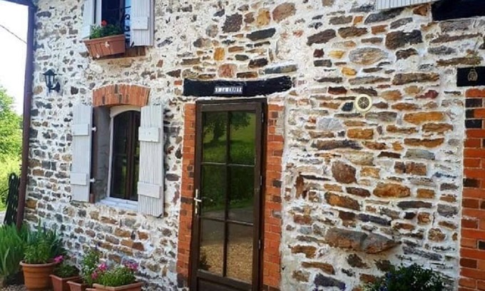 Bussiere-Poitevine Cabaña | Casa rural con Scandinavian Bañera de hidromasaje para uso exclusivo de los huéspedes.