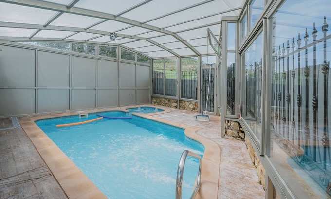 Castro de Fuentidueña Casa | Casa de vacaciones 'El Encuentro Del Duraton' con vistas a la montaña, piscina privada y Wi-Fi