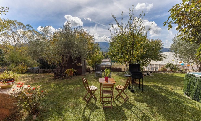 Bonilla de la Sierra Casa | Casa de vacaciones 'El Mirador Del Gato 1' con vistas a la montaña, piscina compartida y Wi-Fi