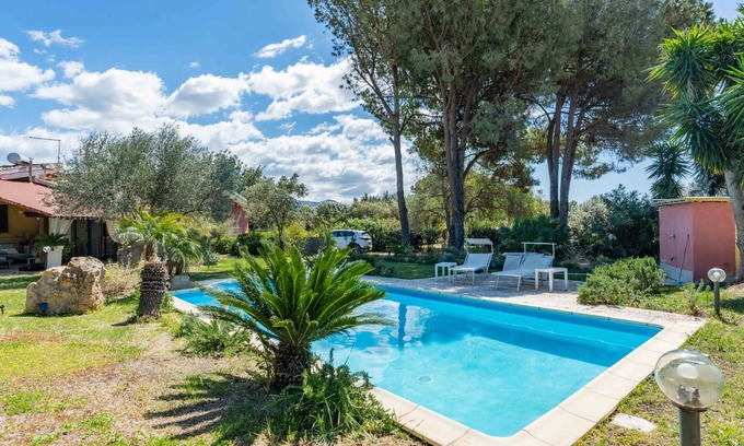 Quartu Sant'Elena Casa | Casa de vacaciones Villa Romina con vistas a la montaña, piscina y jardín