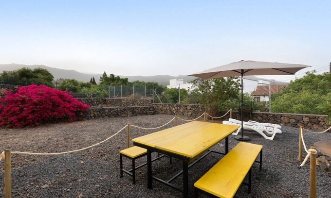 El Paso Casa | Casa de vacaciones 'La Casa Amarilla' con vistas a la montaña, jardín privado y Wi-Fi