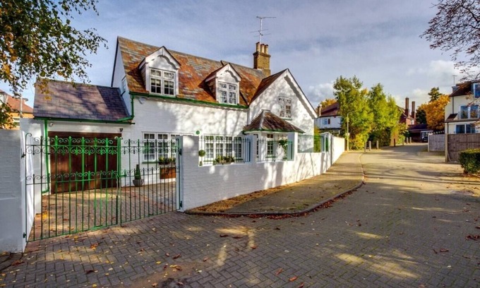 West Finchley Cabaña | Holiday Home of the Month! Finchley, Sleeps 5