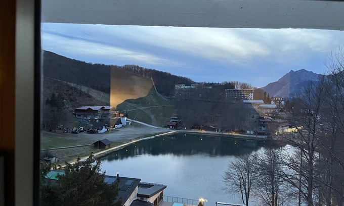 Ventasso Casa | Casa de vacaciones 'Passeggiando Nel Verde' con vistas al lago y balcón
