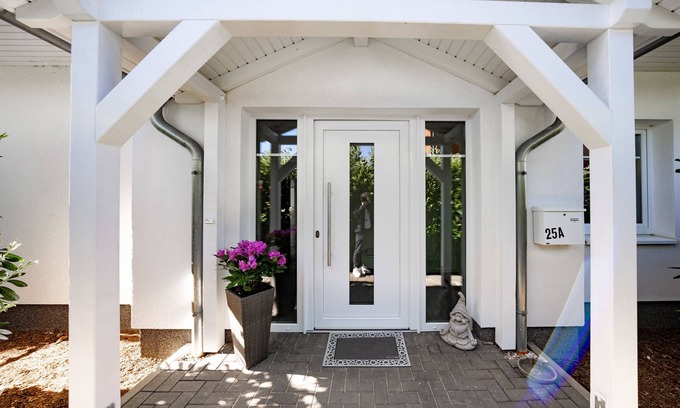 Oststeinbek Casa | Holiday Home 'Weißes Haus, Vollausstattung' with Private Terrace, Private Garden and Wi-Fi