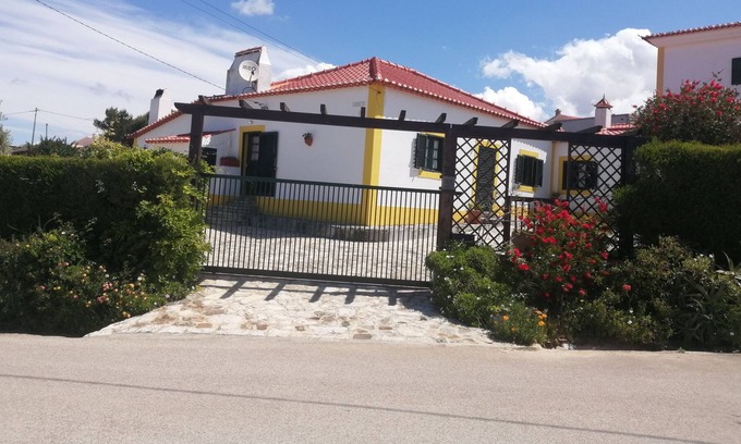 Ericeira Cabaña | Casa de vacaciones con jardín y pequeña piscina a 4 km de playa de Ribeira de Ilhas.
