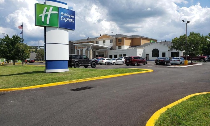 Bairdford Hotel | Holiday Inn Express Hotel Pittsburgh-North/Harmarville by IHG