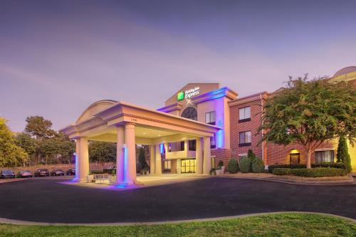 North Raleigh Hotel | Holiday Inn Express Hotel & Suites Wake Forest - Raleigh North by IHG