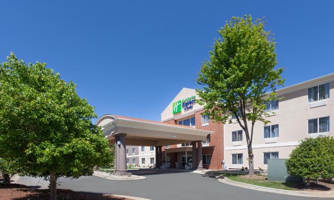 Mebane Hotel | Holiday Inn Express Hotel & Suites Mebane by IHG