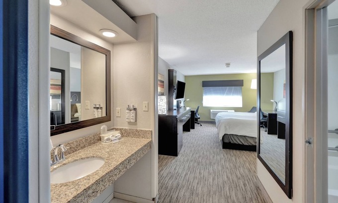 Beatrice Hotel | Holiday Inn Express Hotel & Suites Beatrice by IHG