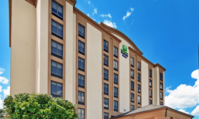 The Villages Hotel | Holiday Inn Express & Suites Houston - Memorial Park Area by IHG