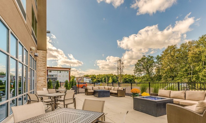 Okemos Hotel | Holiday Inn Express & Suites Okemos - University Area by IHG