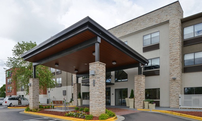 Southeast Raleigh Hotel | Holiday Inn Express & Suites Raleigh NE - Medical Ctr Area by IHG