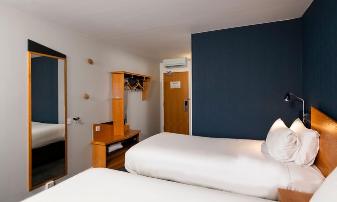 Taunton Hotel | Holiday Inn Express Taunton East by IHG