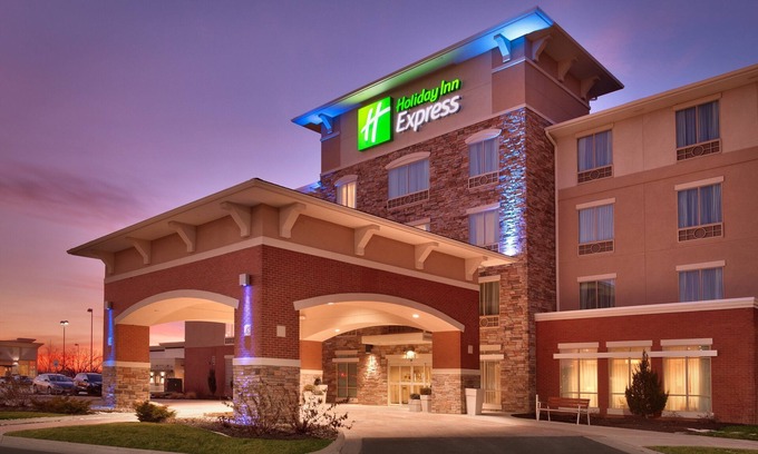 Overland Park Hotel | Holiday Inn Express and Suites Overland Park by IHG