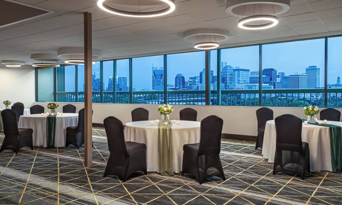 East Bank Hotel | Holiday Inn Nashville Downtown - Stadium by IHG