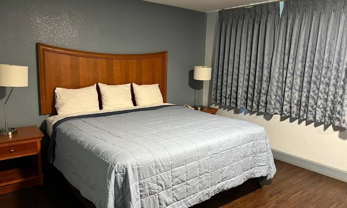 Jeffersonville Hotel | Holiday Motel