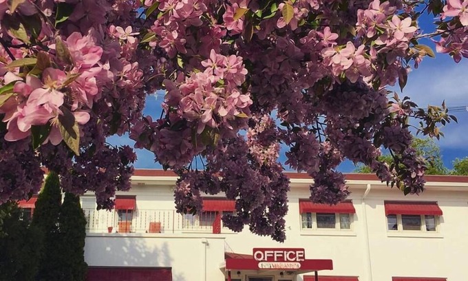 Sturgeon Bay Hotel | Holiday Music Motel