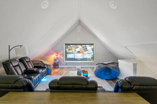 Rochester Apartamento | Home Theater Suite in Park Ave Neighborhood