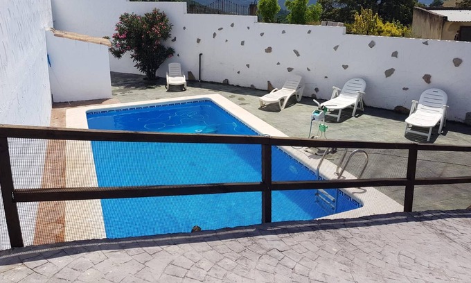 Algar Chalet De Esquí | Homerez - Chalet a la montaña para 8 pers. con piscina, jardín y balcón en Algar