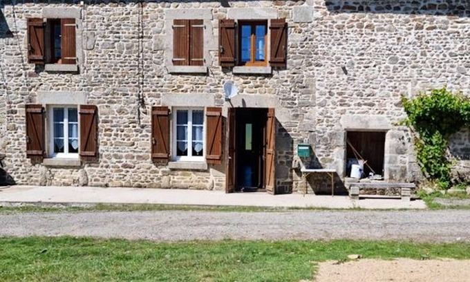 St Georges la Pouge Casa | Homerez - Espectacular casa para 12 pers. con jardín en Saint-Georges-la-Pouge