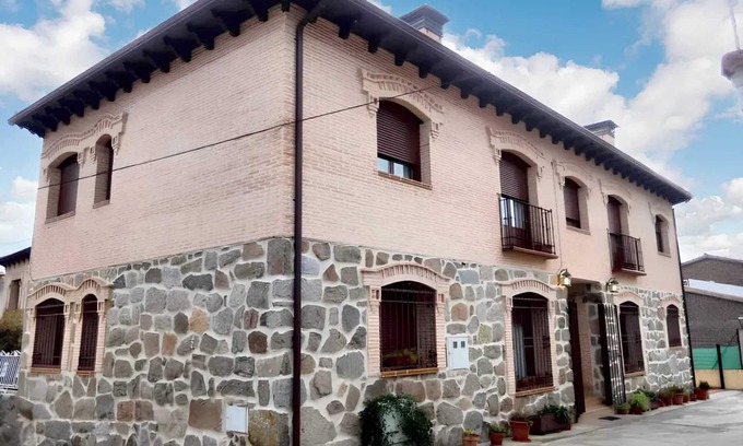 Cenicientos Casa | Homerez - Casa espaciosa en Cenicientos con vista a la montaña