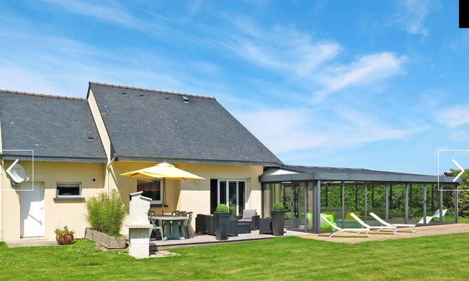 Kersaint-Plabennec Villa | Homerez - Espaciosa villa a 10 km de la playa para 6 pers. con piscina y terraza