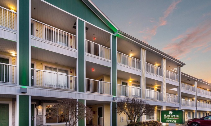 Nashville Hotel | HomeTowne Studios By Red Roof Nashville - Airport/ Briley Pkwy