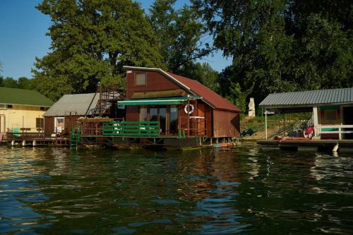 Cukarica Alquiler De Eote | Homey house boat, great location