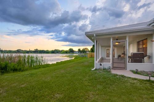 Winter Haven Casa | Hook, Line and Leisure Lakefront Gem with Porch!