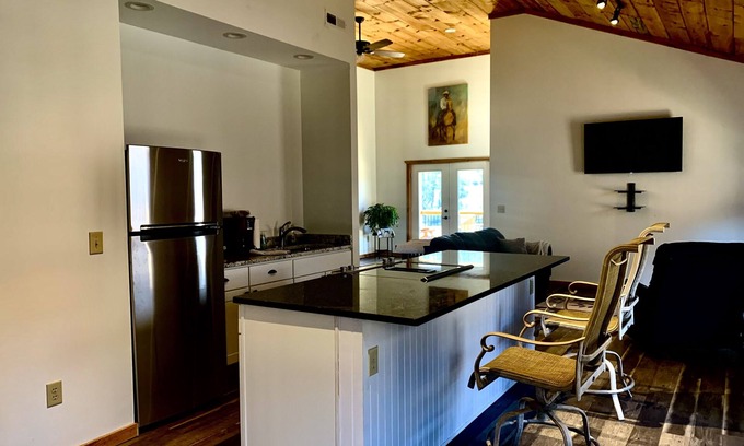 Horse Shoe Casa | Horse Friendly Barn Apartment with central location to hiking biking brewery’s