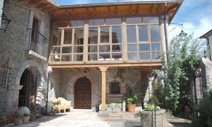 Puebla de Lillo Cabaña | Hospital del Caminante I. 4 Habitaciones con cama de matrimonio y baño. 8+1 (9p)