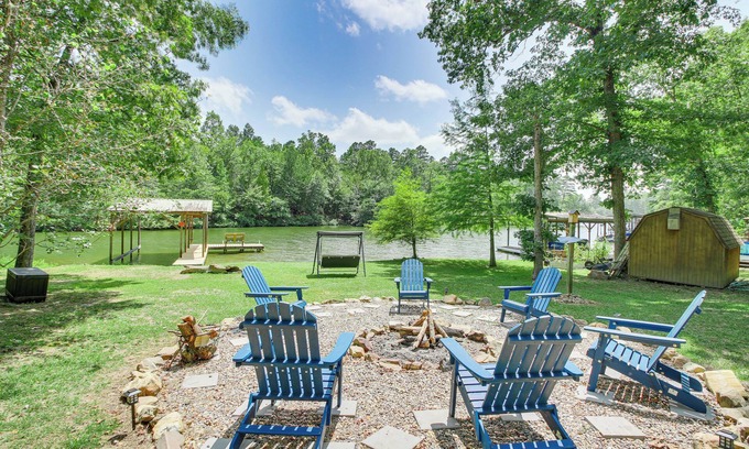 Piney Cabaña | Hot Springs Retreat w/ Private Dock + Hot Tub!