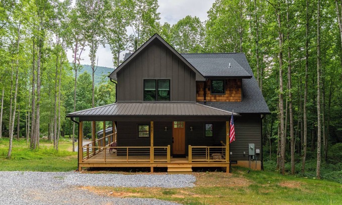 Frank Casa | Hot Tub, 2 Kings, by Waterfalls, Skiing and Hiking