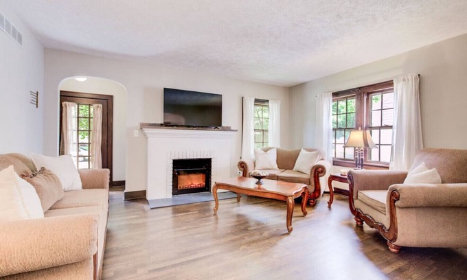 Manhattan Casa | Hot tub, 4bd Family Home - Bertrand Cottage