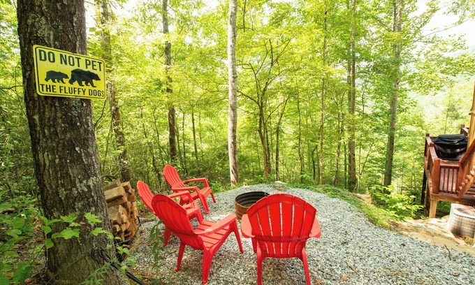 Almond Cabina | Hot Tub, Fire Pit & Fall Views, Near Polar Express