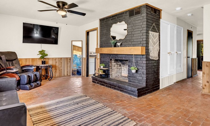 Ardmore Casa | Hot Tub Haven on Meadow