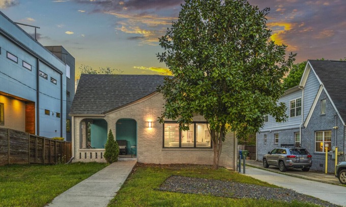 Reynoldstown Casa | Hot Tub|King Beds|Walkable|Bubbles & Brew Bungalow