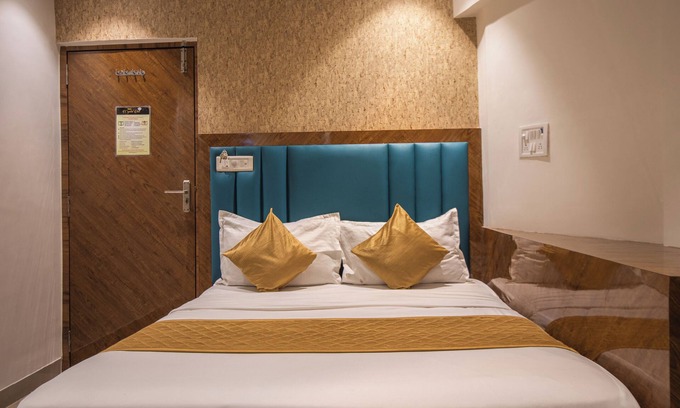 Kurla West Hotel | Hotel Crystal Palace