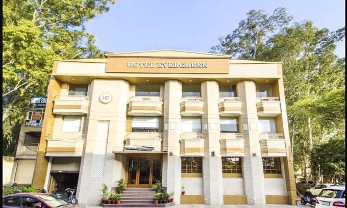 Dera Bassi Hotel | Hotel Evergreen, Zirakpur