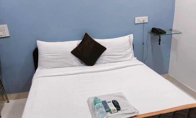Vijaya Nagar Cabina | Hotel Golden Arch
