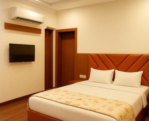Sadabad Hotel | Hotel Grand Lucent - Near Gokul Temple - Loved by Devotees